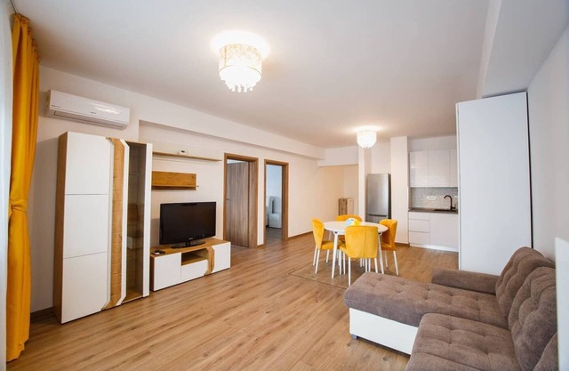 Spacious & Bright 2 bedroom Central Apartment