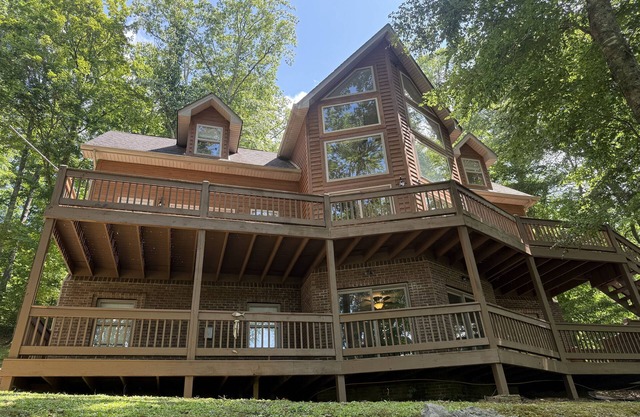 Spacious & Bright Lake Cabin - pet friendly, 8 beds, boat ramp, WiFi