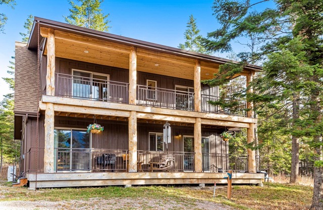 Spacious cabin overlooking Swan Lake with 2-story deck, fireplace & firepit