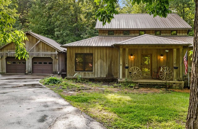 Spacious Cabin Retreat, Private Hot Tub, Sleeps 10