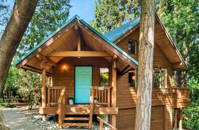 Spacious Cabin Style Home with Hot Tub, Sauna, AC, King Bed, Loft, Free Parking