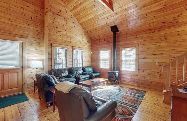 Spacious cabin w/full kitchen & fireplace -Enjoy a no WiFi Unplugged Experience