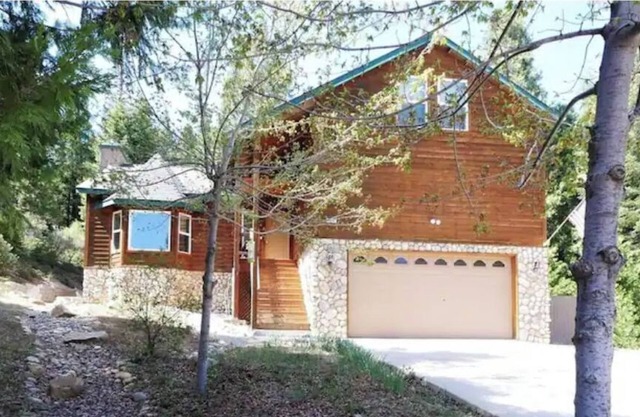 Spacious cabin with game room free WIFI & parking