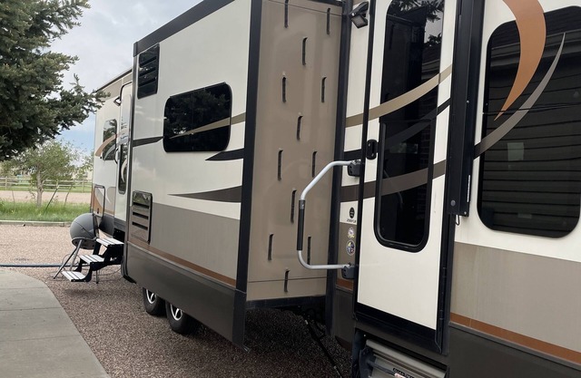 Spacious Camper 10 minutes from Frontier Park