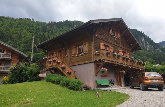Spacious Chalet with Garden, Garage & Mountain Views - Pet Friendly!