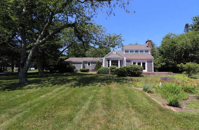 Spacious charmer close to CC Museum of Art, Cape Cinema, Playhouse,restaurants, and bay beaches.
