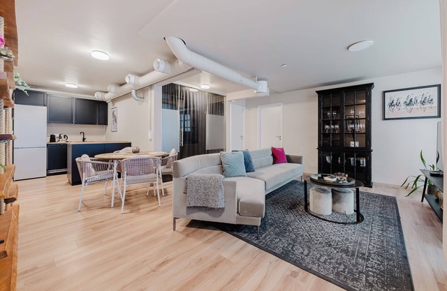 Spacious city center 3-bedroom apartment with WiFi and free parking