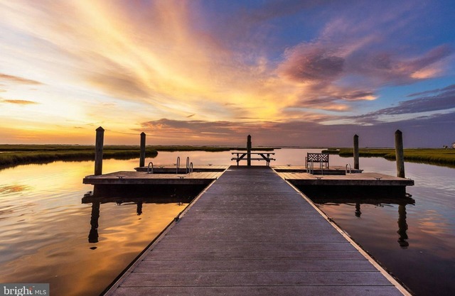 Spacious Coastal Style Townhome in Luxury Community; Pools, Tennis and Kayaks