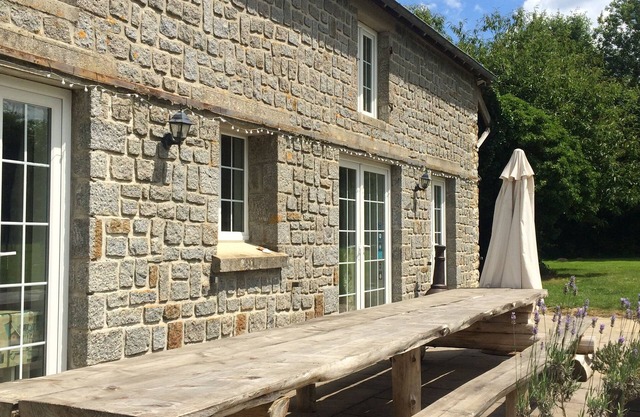 Spacious Comfortable Gite, Linen/Towels Etc Included, 4 Star Rated, 5kms Shops.