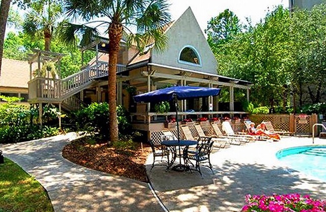 Spacious Condo, Amazing Location! Short walk to Beach, Shops, Restaurants!