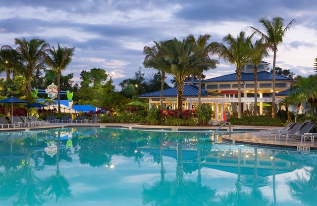 Spacious Condo + Shuttle to Disney World