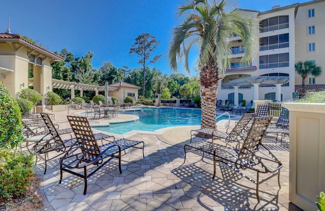 Spacious Condo w/Free WiFi, Private Balcony, Washer/Dryer, Shared Pool & Hot Tub