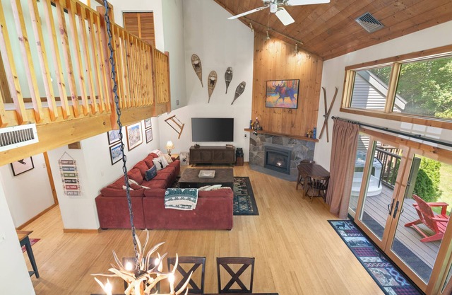 Spacious Corner Townhouse from Mt. Snow! Private hot tub!