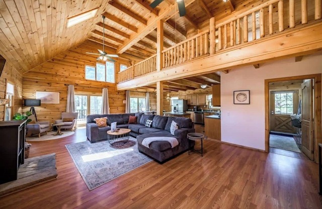 Spacious Cozy Cabin Retreat on 5-Acres with HotTub!