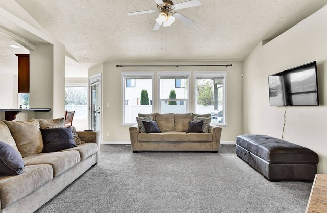Spacious Cozy Home by Settlers Park - Meridian, ID