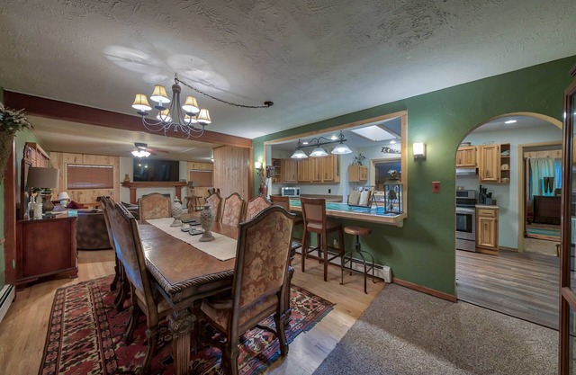 Spacious cozy home, walking distance to Downtown