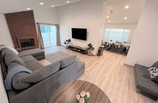 Spacious Cozy Modern New Built Family Home by Disneyland & Beaches
