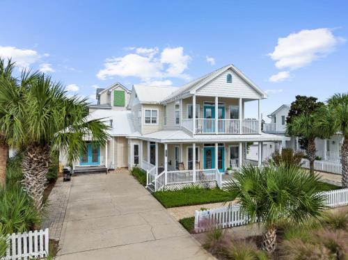 Spacious Crystal Beach Home w/2 Master King Suites, Pool Access, Walk to Beach, Pet Friendly!