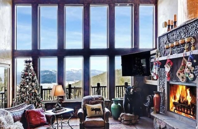 Spacious, Custom Built, Luxury Home Cabin with Hot Tub, Stunning Views,