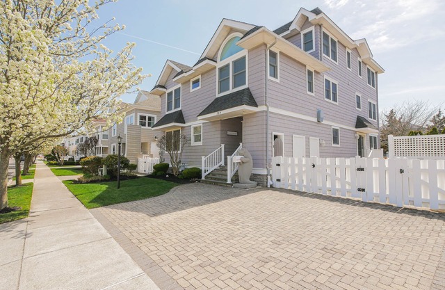 Spacious Custom Home: everything Avalon offers: Beach, Pool, Tennis, Hot Tub!