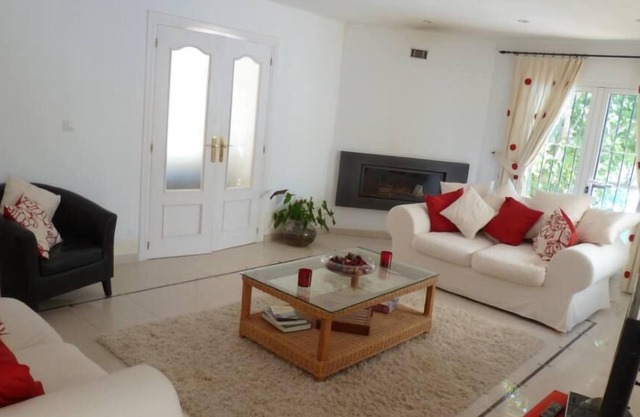 SPACIOUS DETACHED VILLA, PRIVATE POOL, A/C IN ALL BEDROOMS, 6 MIN DRIVE BEACH