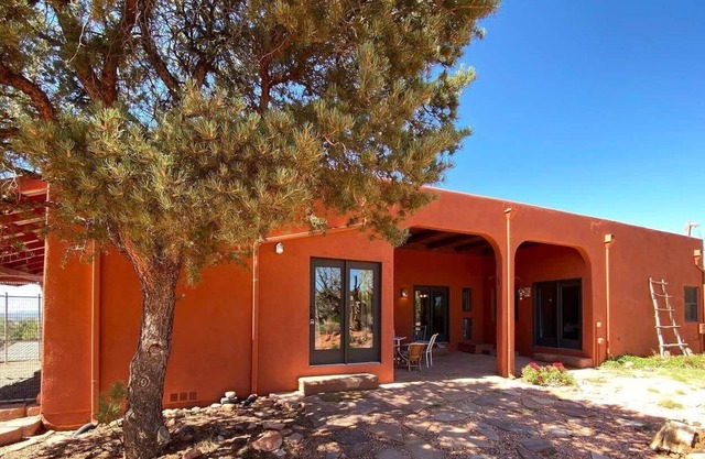 Spacious Desert Oasis, Dark Skies, Pet Friendly!