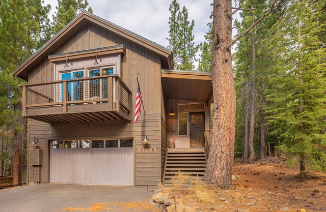 Spacious Designer Home with Large Kitchen, Two Decks, Near Lake, Ski Resort