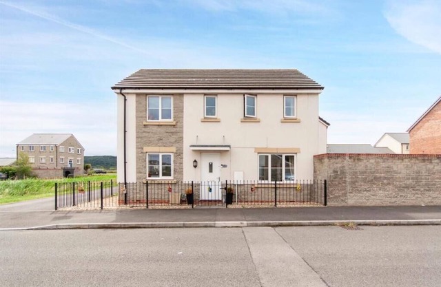 Spacious detached home just 5 mins Weston-super-Mare beach Features 3 bedrooms