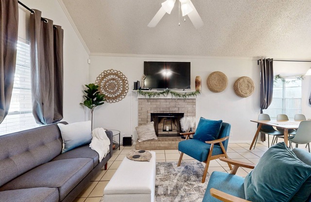 Spacious dog-friendly home, close to park with patio, AC, & W/D