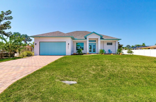 Spacious, dog friendly home with pool, on waterway within minutes to the Gulf