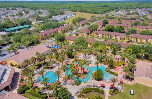 Spacious dog-friendly 3bed/3 bath Townhome with screened in lanai near Disney