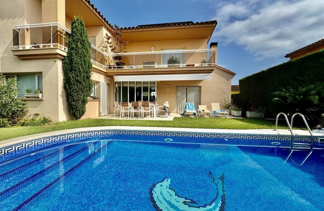 Spacious dream house with pool and garden for the whole family.