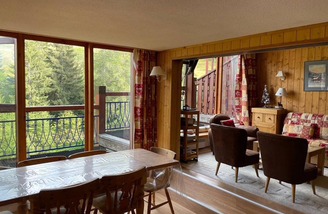 Spacious Duplex · Ski-in/Ski-out · Balcony · Sleeps 8 · Fully Equipped Kitchen