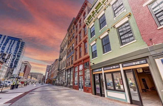 Spacious, DWNT/OTR condo. minutes walk to the Reds/Bengals stadiums & more!