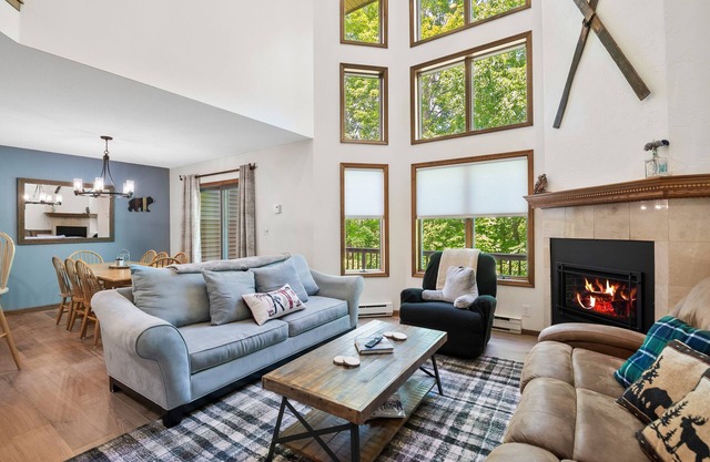 Spacious end unit townhome w/gas fireplace, deck & grill- minutes to ski lifts
