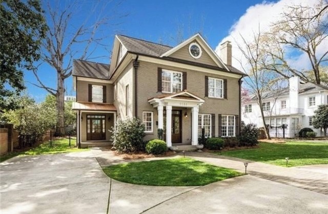 Spacious Executive Home-5 min to Uptown-Children’s Amenities-Huge Outdoor Space!