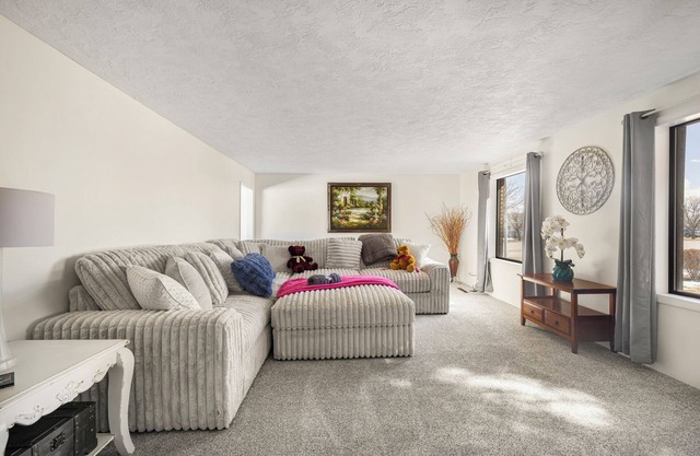 Spacious Executive 5-bedroom home by airport in charming Idaho Falls w/WiFi, AC