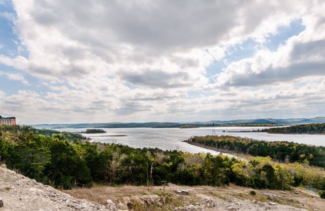 Spacious Fall Getaway in StoneBridge Near SDC and Table Rock Lake