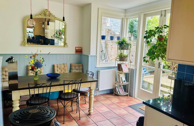 Spacious family home 2 gardens 3 bedrooms dining rm living rm centre of St Ives
