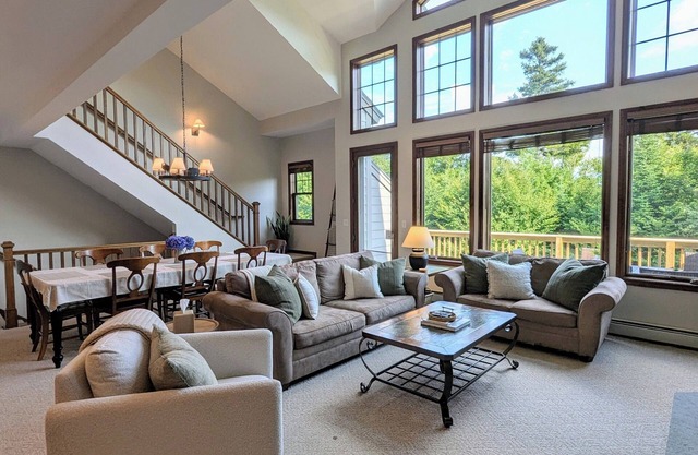 Spacious Family Home, Guest-Loved Kitchen, Slope & Notch Views, Game Room, AC
