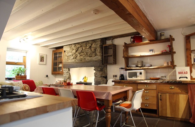 Spacious family house, 5 min drive to Zipworld, & Snowdonia National Park