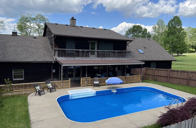 Spacious family Lodge with solar heated pool, hot tub, fire pit and EV charger.