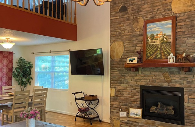 Spacious Family Mountain Gem Nestled in Nature-5 min to Historic Murphy!