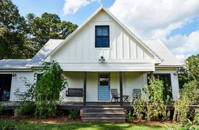 Spacious Farm Home, Steps from Serenbe with Poolnn