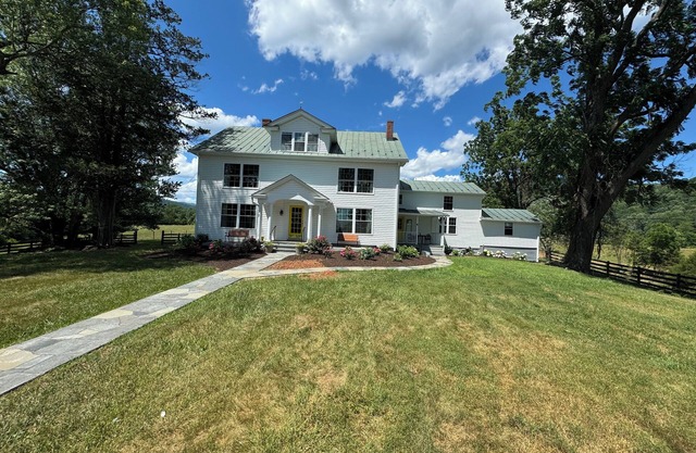 Spacious farm home w/cattle, near wineries. Perfect escape for lg groups
