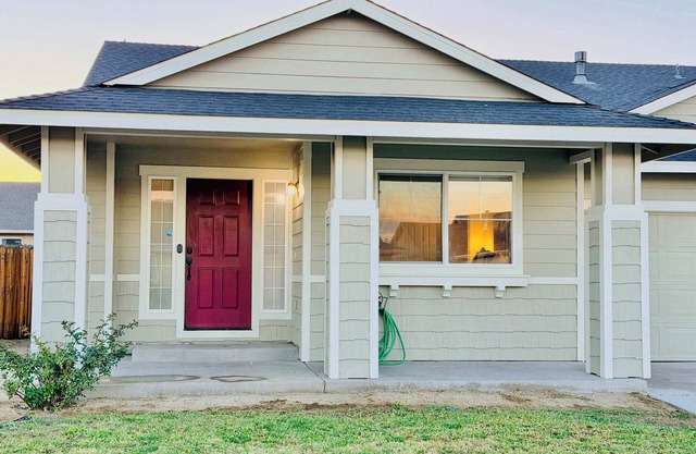 Spacious Fernley House: 4 Bedrooms, Garage & Kitchen