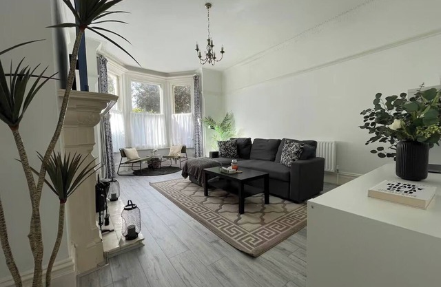 Spacious Flat | Sleeps 7, Pet-Friendly + Parking
