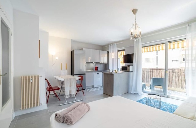 Spacious quiet studio with terrace, air conditioned, ideally located
