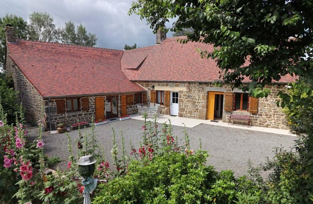 Spacious 19th-century country house with pets allowed and garden, perfect for relaxation