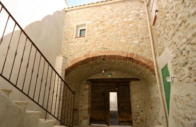 Spacious stone village house for family, billard gard sud ardeche